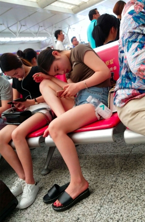 牛仔热裤美腿丰满小姐姐看手机