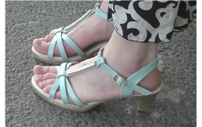 4k-高颜值连衣裙美足高跟凉鞋美女