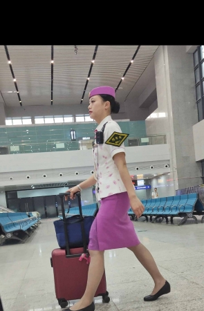 4K视频䒚妇韵味高铁列车长灰丝制服