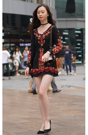 漂亮的连体裙长发妹子(14P)[133M/JPG]