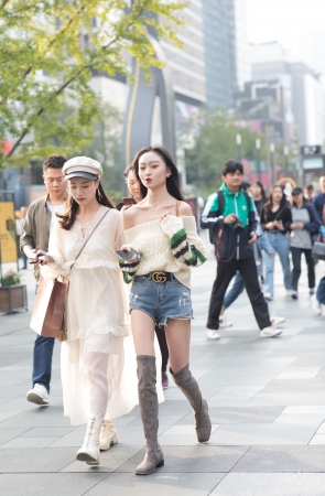 时尚漂亮的美眉 锁骨爱了