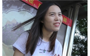 4k-街拍白嫩美足凉鞋清纯美女，一笑倾城