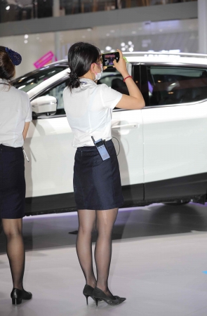 【街拍心灵】两位汽车销shou黑丝美腿街拍高跟