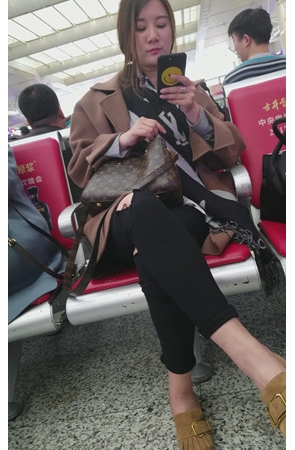 玩手机的漂亮小姐姐