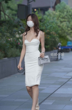 街拍吊带白裙美女
