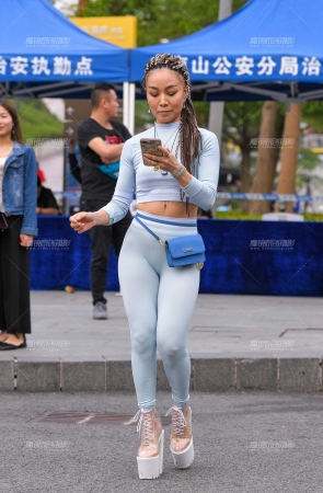 浅蓝色瑜伽裤翘臀