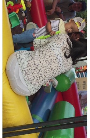 带孩子的白裤少妇