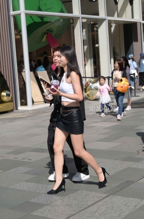 街拍皮短裙美腿小姐姐