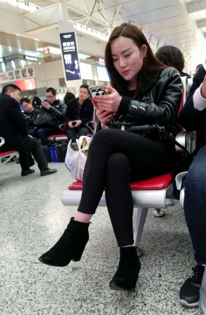 黑色紧身裤长发美女车站候车