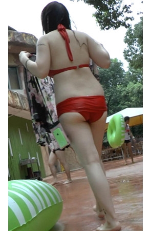 丰满的红色泳装美女