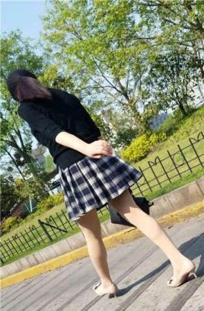4K – 黑色毛衣格子裙街拍肉丝美女活力四射
