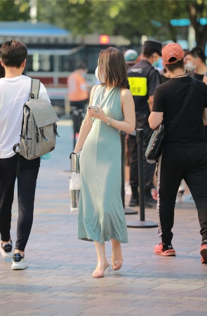 玻璃街拍作品 – 性感漂亮女友