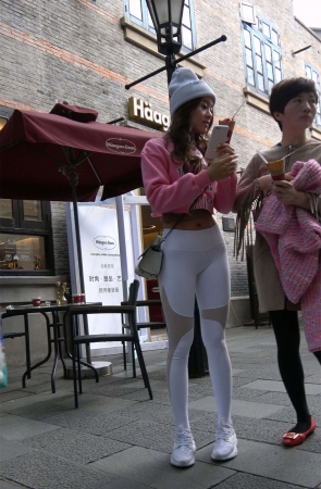 极品紧身弹力裤粉衣翘臀美女2