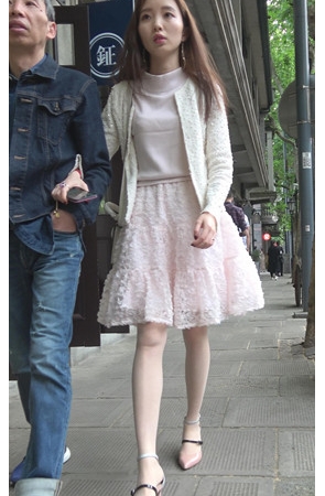 和父亲一起逛街的粉裙小姐姐