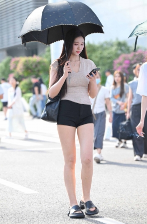 2568-29-49√热裤大白腿，我想抱着睡觉