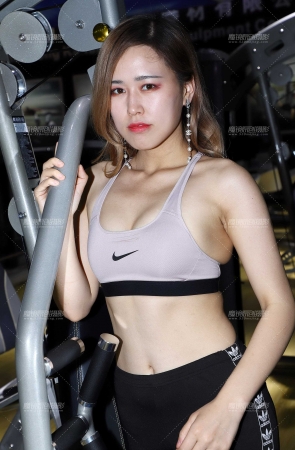 浅色抹胸拉环训练