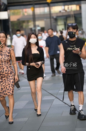 搭讪黑色裙高跟美女