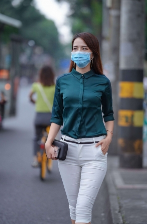 793紧致白裤美女 这身材没得挑