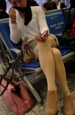 火车站候车的肉色丝袜图案包臀裙美少妇