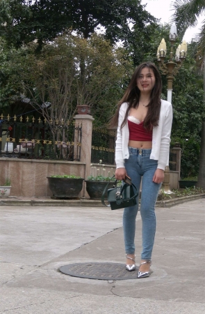 极品紧身牛仔美女外拍