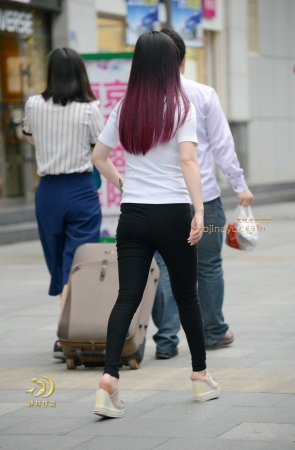 白衣黑裤妹—-（11P）