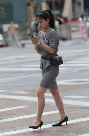 诱惑肉丝街拍高跟OL