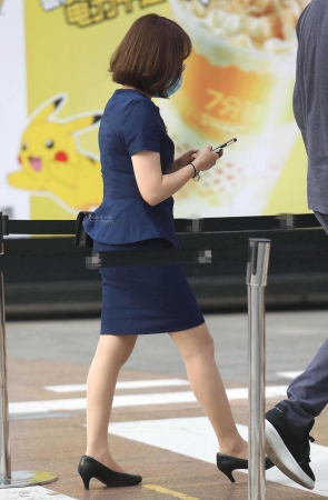 诱惑肉丝街拍高跟OL