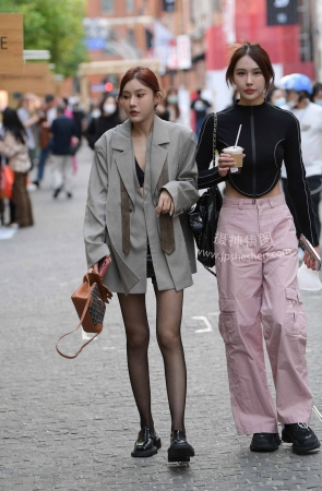 22925-3+96【上海时装周】黑丝闺蜜 18P