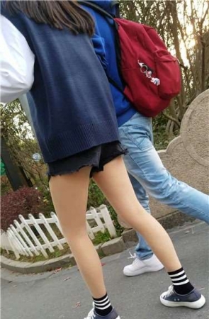 4k超清，热裤美腿学生妹喜笑颜开