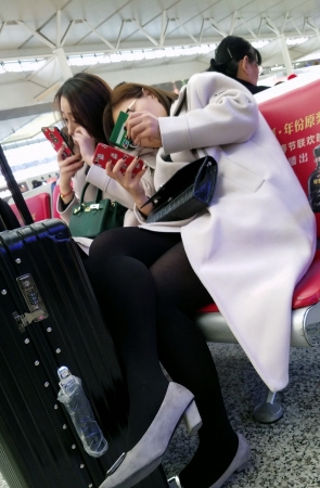 高铁站候车的黑色丝袜丰满大腿少妇