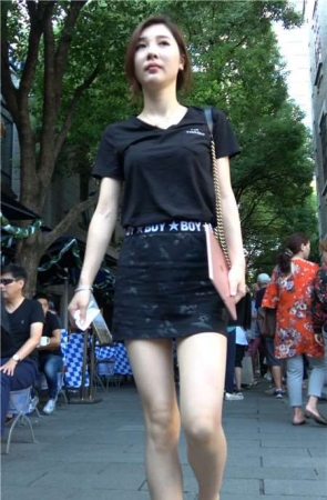 4k-天生丽质甜美黑色T恤短裙街拍美女 [1.10 GB]