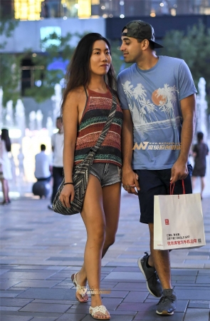 热裤美臀夜拍性感美女