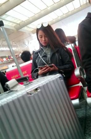 高铁站很清秀美丽的黑丝MM