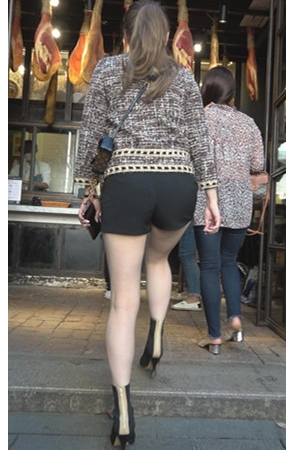 漂亮的黑色短裤小姐姐[2.41G/MP4]