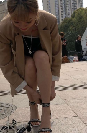 4K – 短裙性感美女由高跟鞋换上运动鞋 [624 MB/MP4]