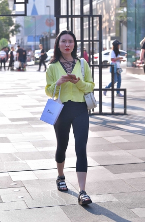 逆光下的黑色瑜伽裤