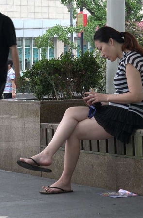 广场边休息的气质少妇