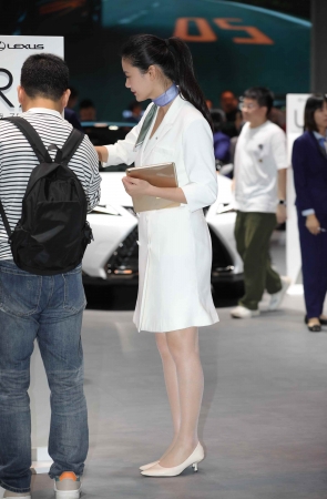 【街拍心灵】雷克萨斯礼仪超薄肉丝高跟街拍美腿