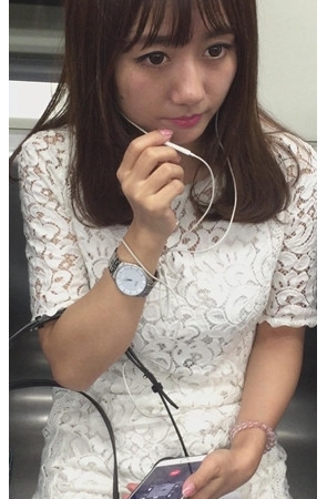 地铁上玩手机的清纯女孩[162M/MP4]