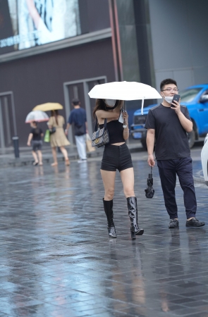 黑色牛仔热裤美女