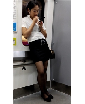 街拍成熟包臀裙黑丝ol制服姐姐 [634 MB/MP4]