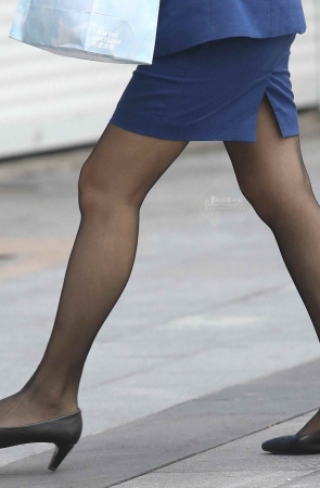 【珏一笑而过】诱惑黑丝高跟街拍OL