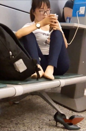 候车室脱鞋晾脚的丝袜高跟鞋少妇