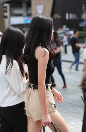 美女侧面的紧绷弧度是我的最爱