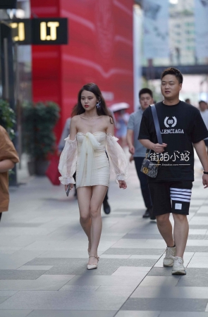街拍紧身抹胸裙美眉