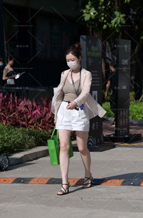 丸子头，白皙美腿韵味的朲槭