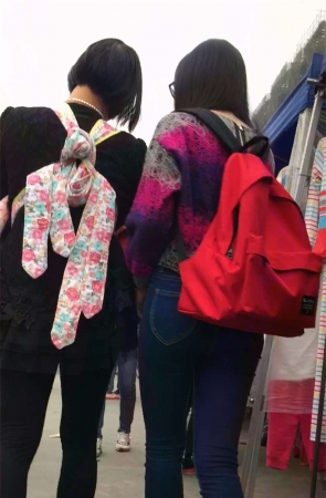 紧身蓝牛翘臀美女