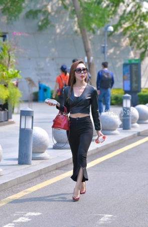 搭讪街拍黑裤高跟姐姐