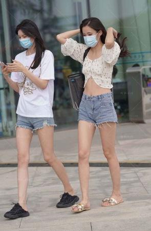 街拍牛仔热裤美眉