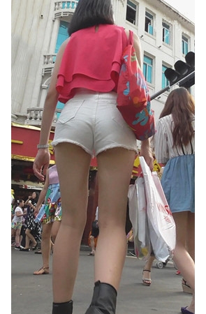 漂亮的白色短裤美女